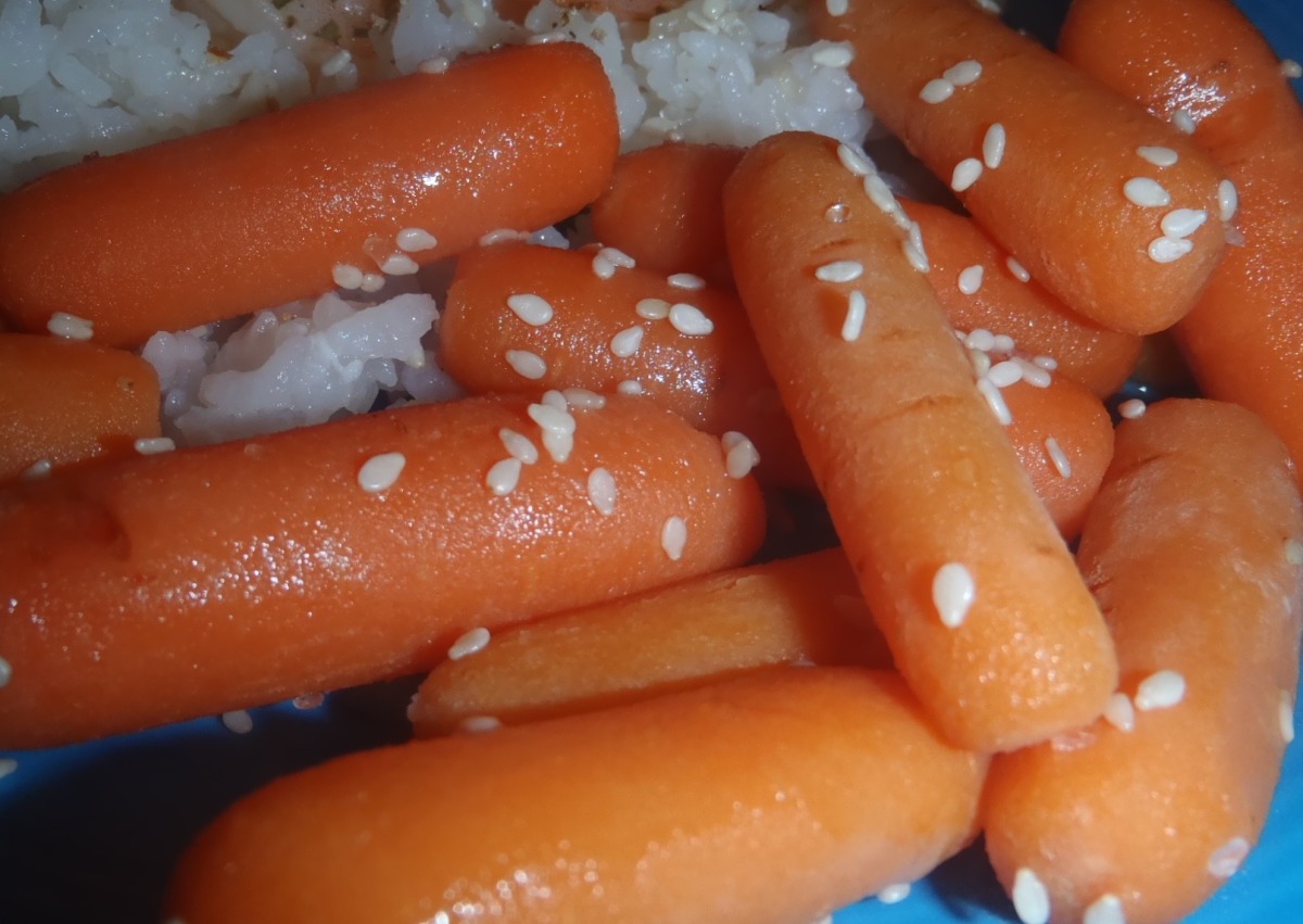 Glazed Carrots With Maple Syrup And Sesame Seeds