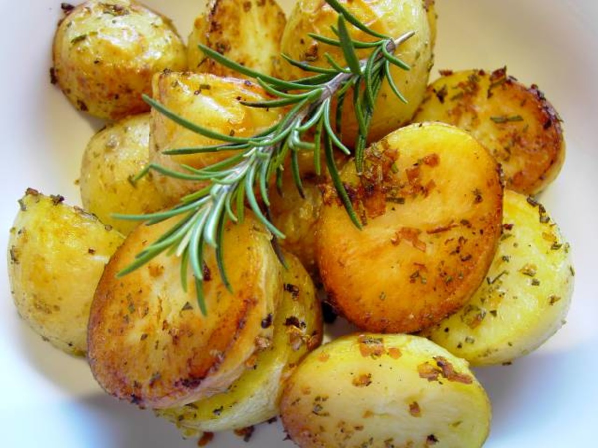Garlic And Rosemary Roasted Potatoes