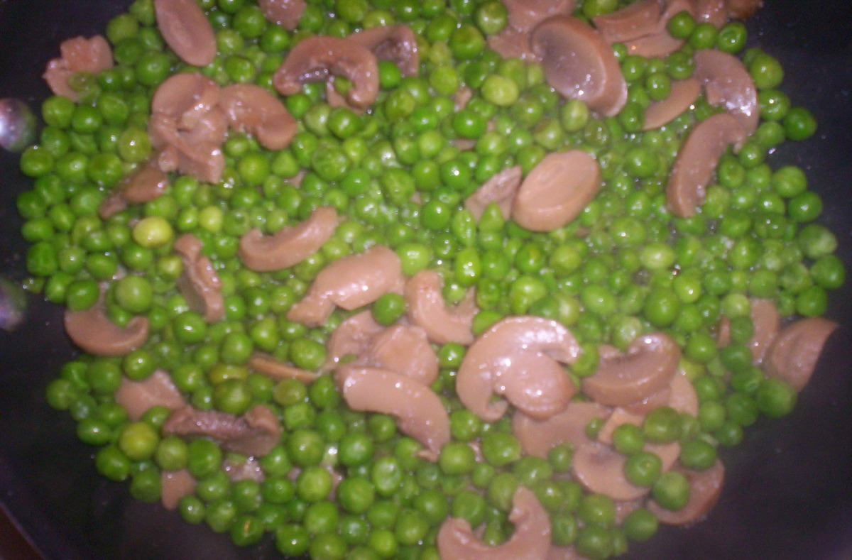 Sauteed Peas With Mushrooms And Garlic